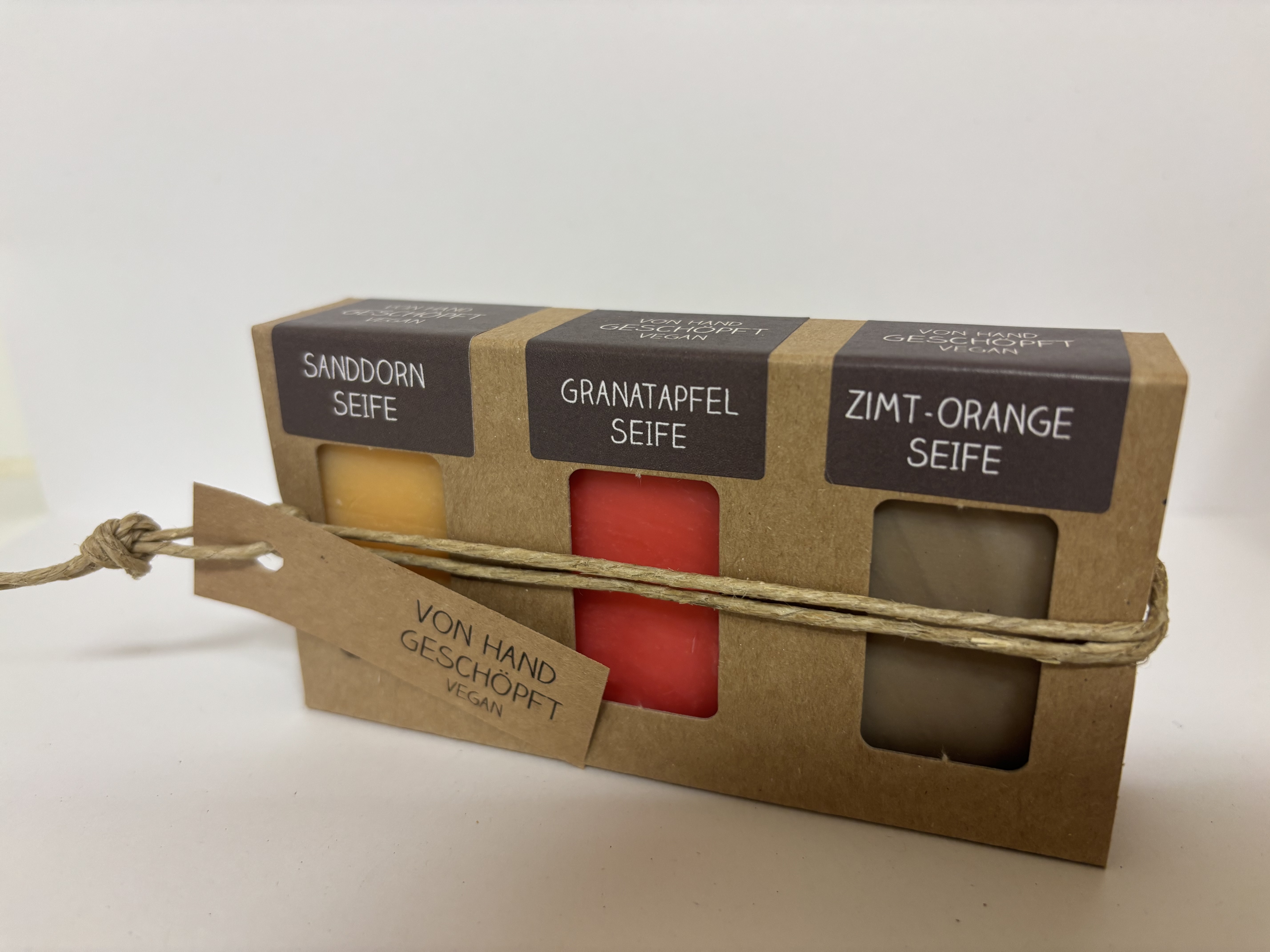 Geschenkkarton mit 3 Mini-Seifen (3 x 25g = 75g) Geschenkkarton mit 3 Mini-Seifen (3 x 25g = 75g)